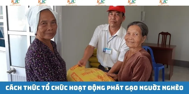 Tập trung phát gạo người nghèo tại một điểm cố định