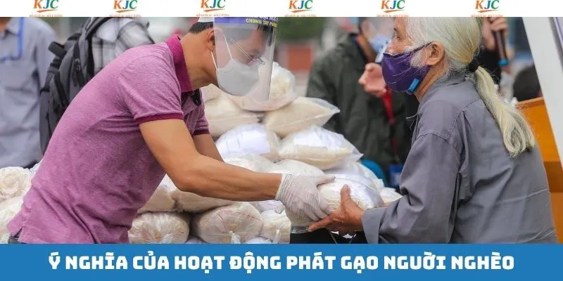Phục vụ cho bữa ăn cho những người khó khăn
